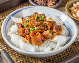 牛腩蒸猪肠粉